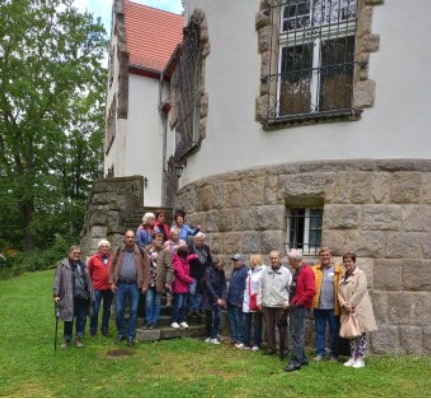 Reisegruppe vor dem Haus Wiesenstein in Agnetendorf (Jadniatków); Foto:jm