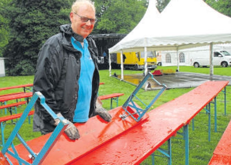 Beim Aufbau für das Stadtfest gab es gestern reichlich Regen. Die Organisatoren hoffen auf Wetterbesserung. Foto: Schönherr  